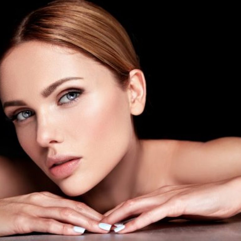 A youthful face is not about changing how you look. It is about restoring balance, structure, and confidence. At En Santé Med, our Laser Face Lift treatments are designed to tighten, lift, and rejuvenate the skin without surgery, incisions, or extended downtime.