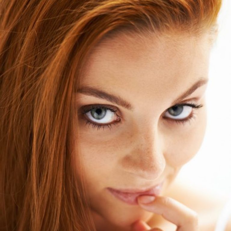 The eye area is one of the first places to show signs of aging. Fine lines, crepey skin, and mild eyelid drooping can create a tired or aged appearance. At En Santé Med, the Laser Eye Lift offers a non-surgical solution to tighten, smooth, and rejuvenate the delicate skin around the eyes—without incisions, needles, or extended recovery time. This advanced laser treatment restores a brighter, more youthful look by stimulating natural collagen production.